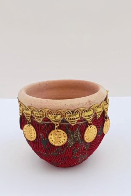 فخار تراثي مزين بالنقش الذهبي